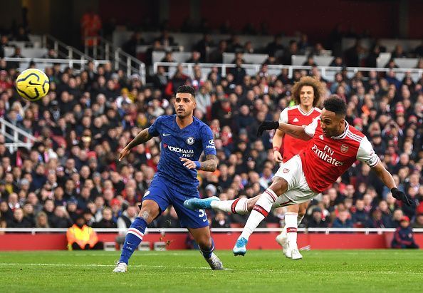 Arsenal&#039;s Pierre-Emerick Aubameyang scores a cheeky header for a 1-0 lead