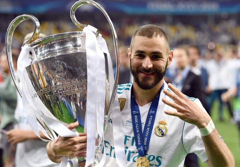 Karim Benzema poses with his 4th Champions League trophy after the 2017-18 final