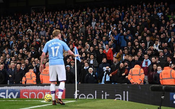 Kevin De Bruyne&Acirc;&nbsp;about to take a corner in the game