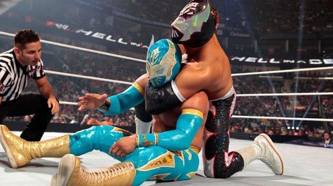 Sin Cara Negro and Sin Cara Azul battling it out