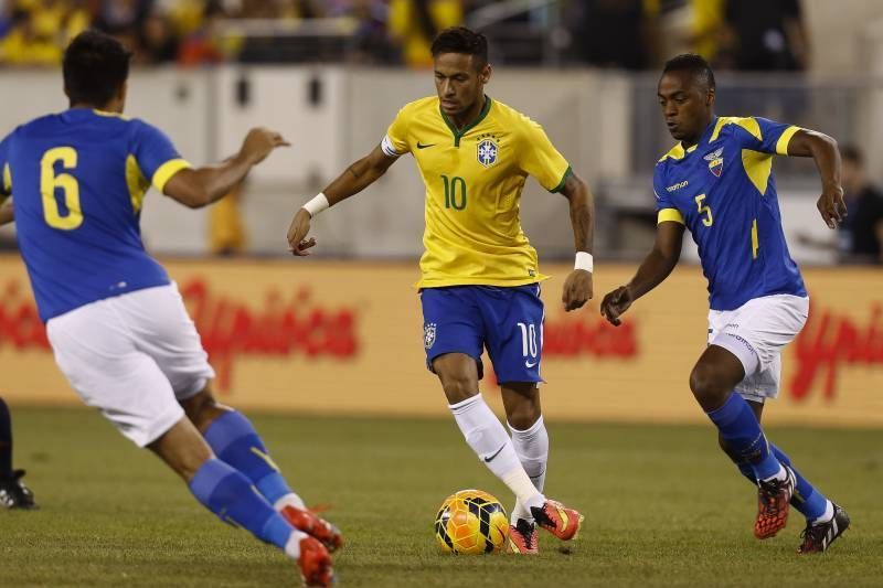 Brazil (yellow) vs Ecuador