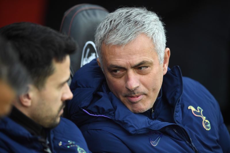 Mourinho discusses matters with new assistant coach Sacramento during the 1-1 draw against Southampton