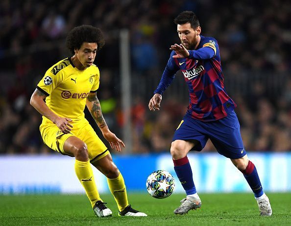 Messi dribbles during FC Barcelona v Borussia Dortmund: Group F - UEFA Champions League