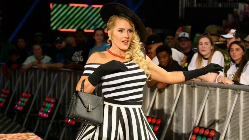 Lacey Evans will face Sasha Banks on tonight's episode of SmackDown