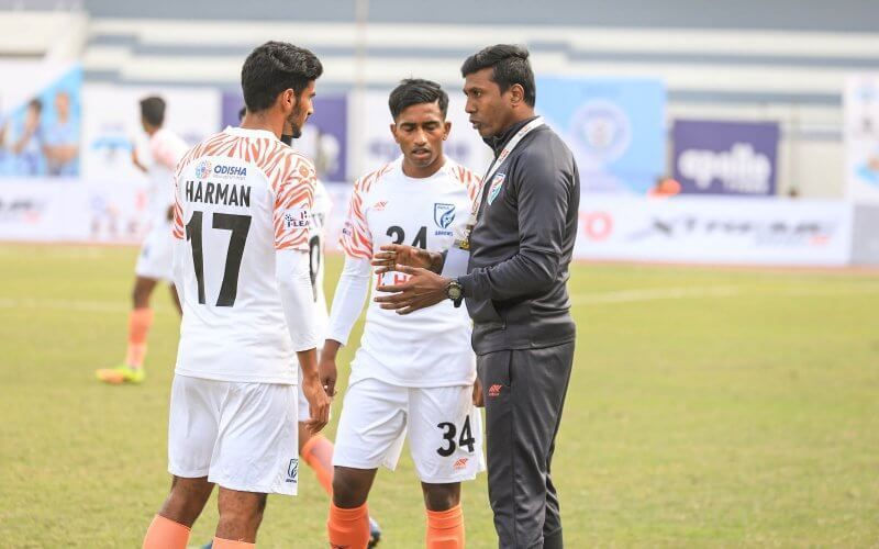 Indian Arrows&#039; head coach Shanmugam Venkatesh in conversation with his players