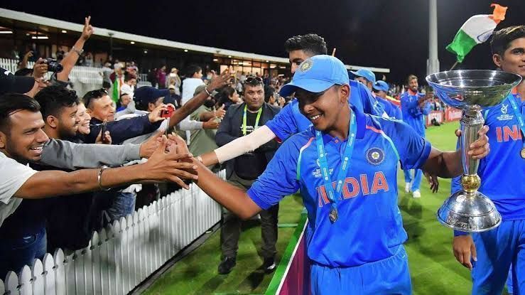 Prithvi Shaw with the U-19 trophy in 2018