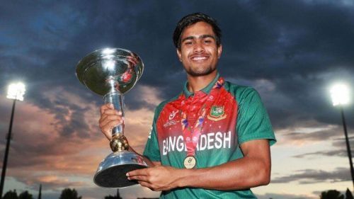 Akbar Ali with the U19 World Cup trophy