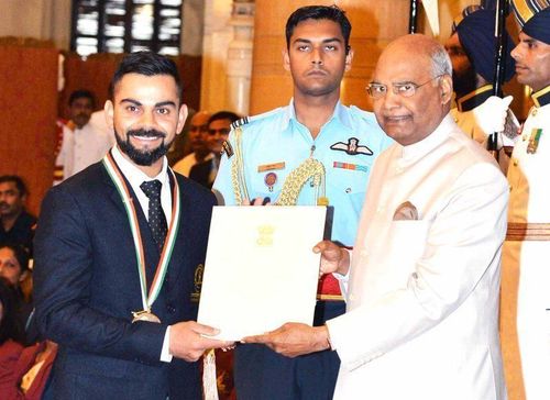 Virat Kohli receiving the Rajiv Gandhi Khel Ratna Award