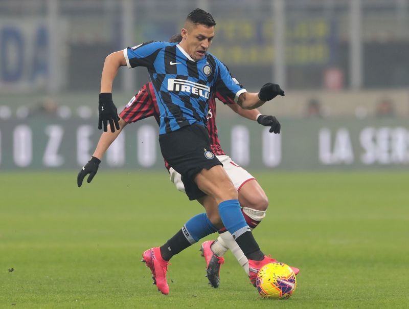 Alexis Sanchez fighting for the ball against AC Milan 