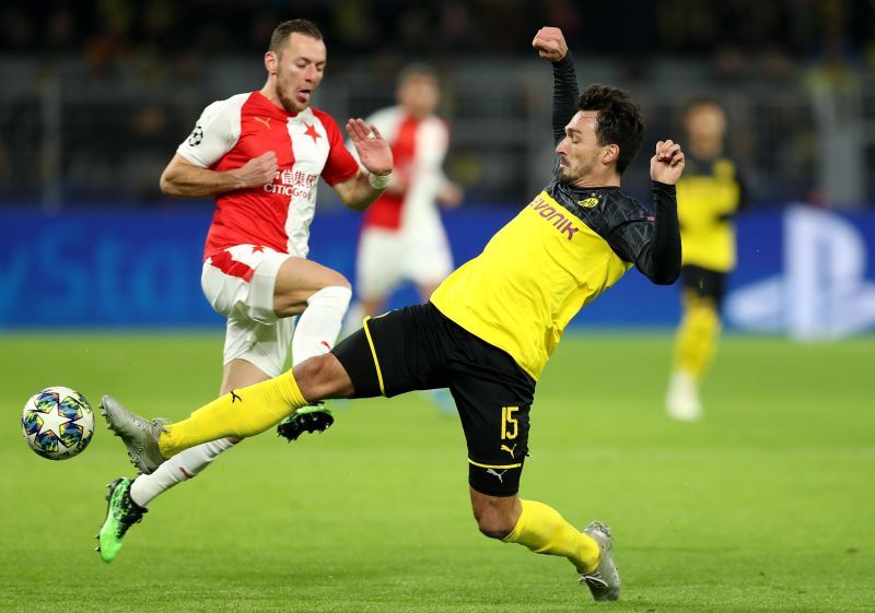 Mats Hummels is experienced and controls teh defensive line