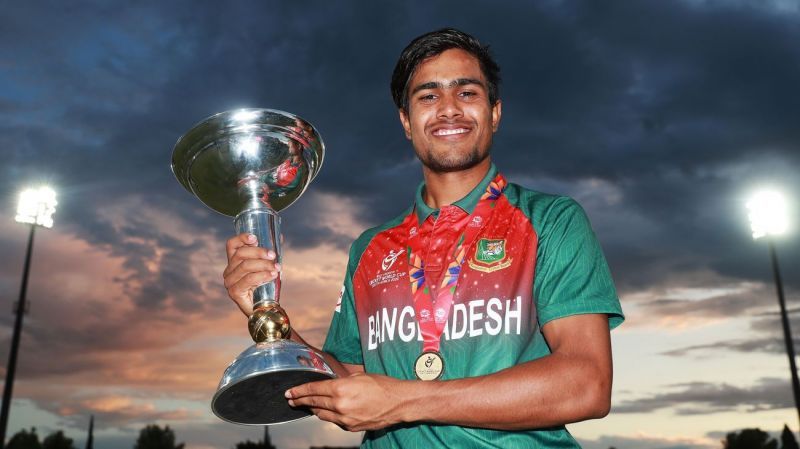 Akbar Ali with the ICC U19 World Cup trophy