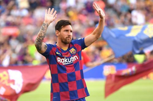 Messi waves to the Camp Nou crowd