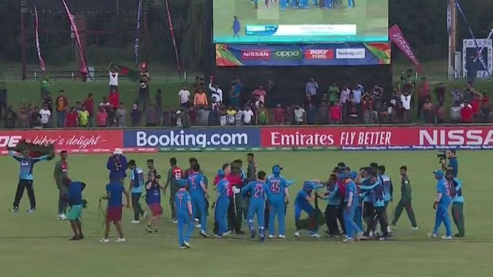 Bangladesh players get into a scuffle with Indian players. (Image Courtesy: Twitter)