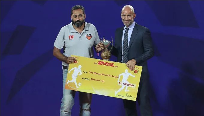 FC Goa's Hugo Boumous won the DHL Winning Pass of the League award, collected by a team representative. [Image Credits: ISL]