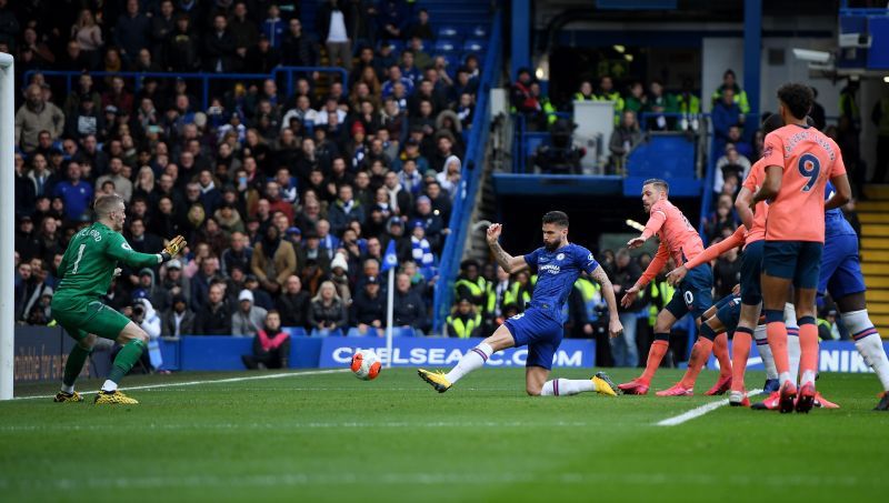 Giroud finds the net! 