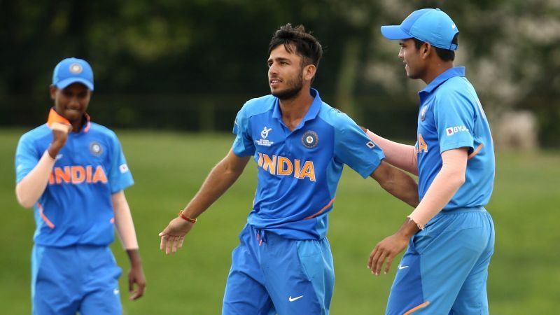 Ravi Bishnoi celebrating a wicket with his teammates