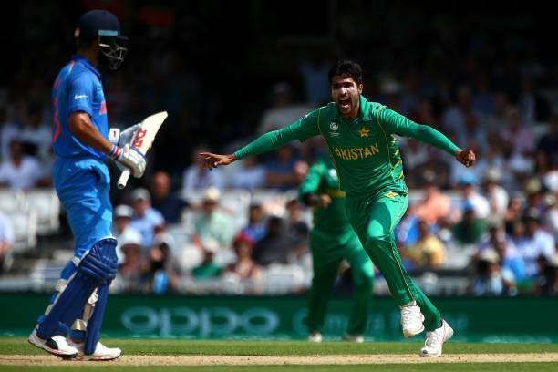 Kohli walks back after being dismissed by Mohammad Amir in the 2017 Champions Trophy final