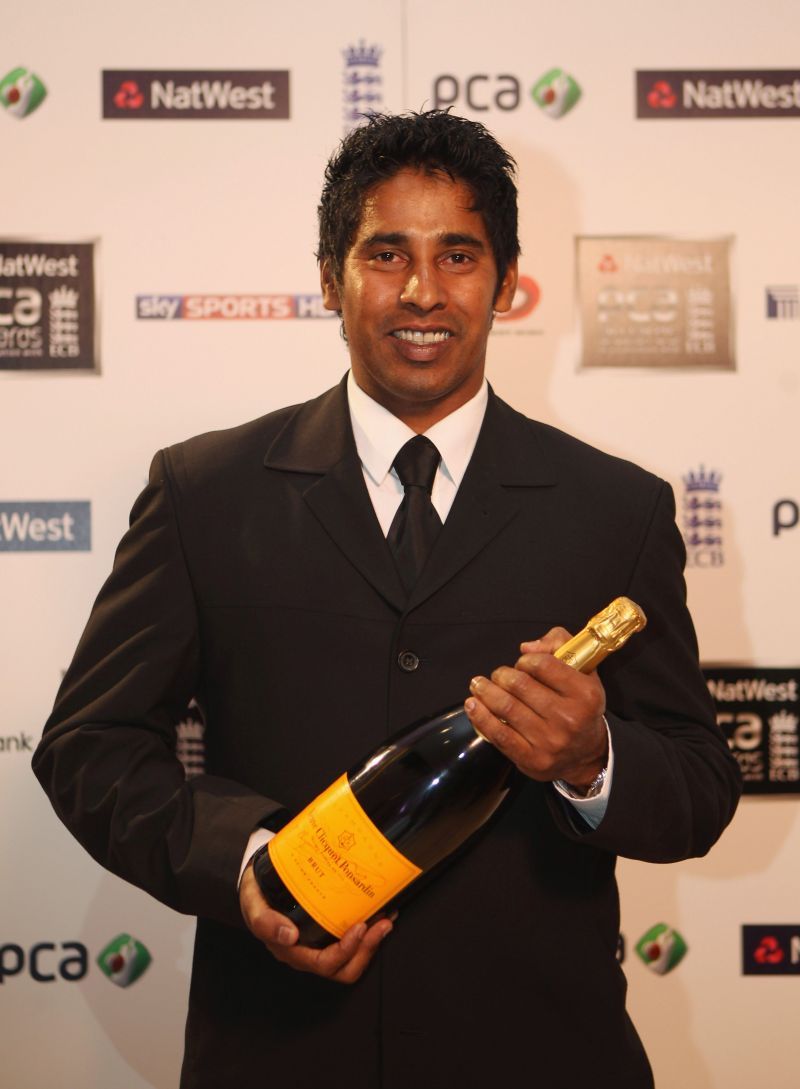 Chaminda Vaas opens the bowling for Sri Lanka Legends