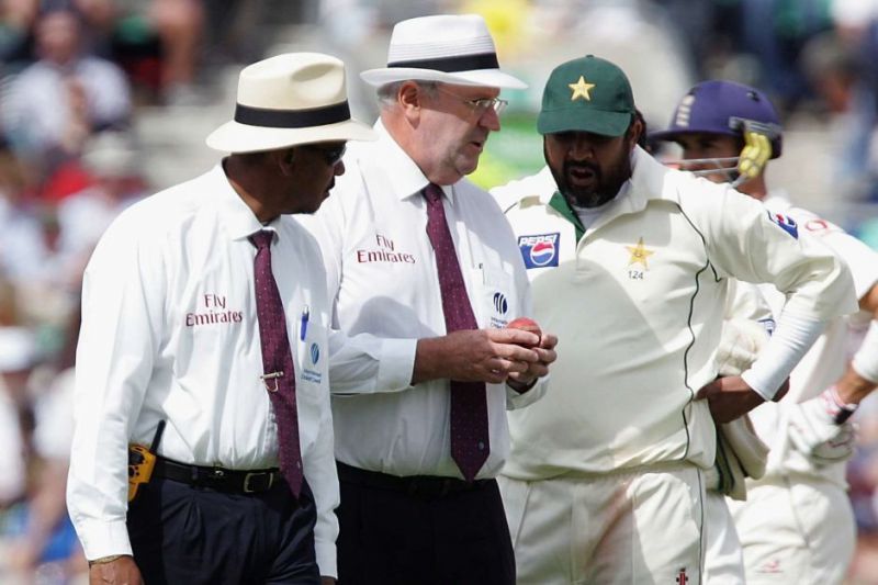 Pakistan captain Inzamam-ul-Haq in conversation with officials Darell Hair and Billy Doctrove