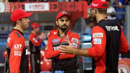 Daniel Vettori (right) gave up his Royal Challengers captaincy to Virat Kohli (centre).