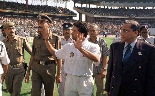 Sachin Tendulkar attempts to calm down an enraged Kolkata crowd