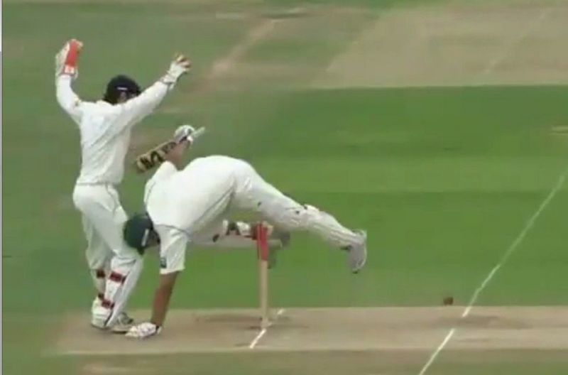 Inzamam-ul-Haq nearly took out Chris Read along with the stumps, off Monty Panesar&#039;s bowling.