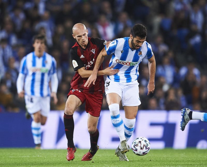 Mikael Merino guarding the ball.