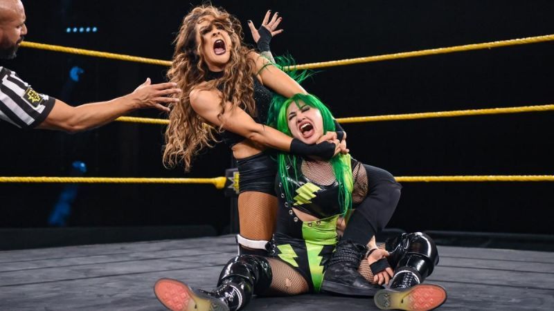 Dakota Kai with the chin lock on Shotzi Blackheart