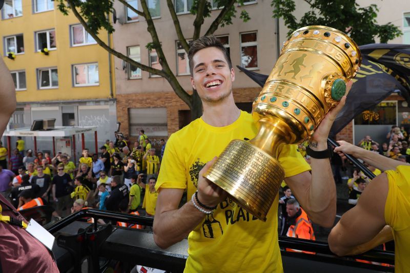 Weigl celebrates winning the DFB Cup with Dortmund