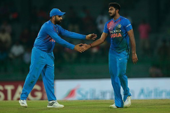 Vijay Shankar (R) was unable to finish off the match for India in the final of the Nidahas Trophy