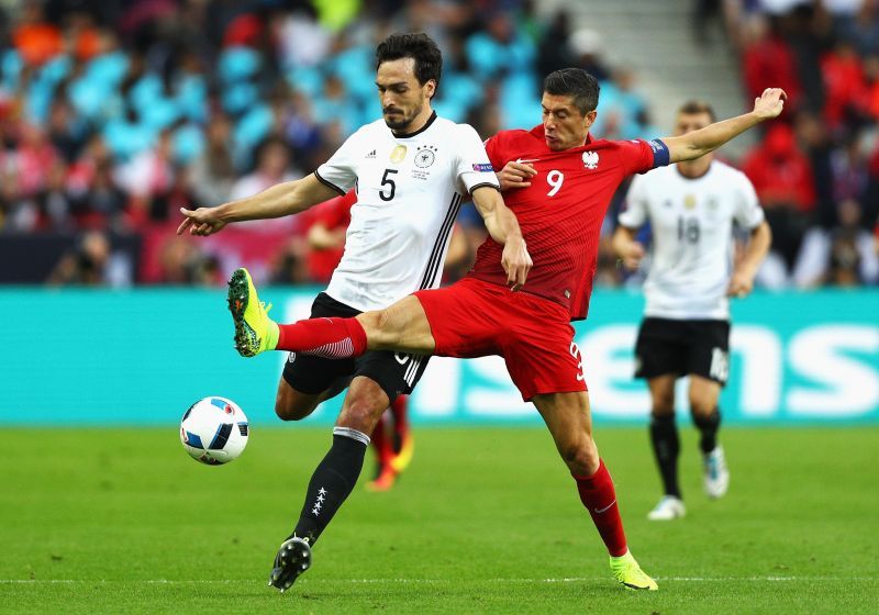 Hummels and Lewandowski find themselves on opposing sides of the divide for a change