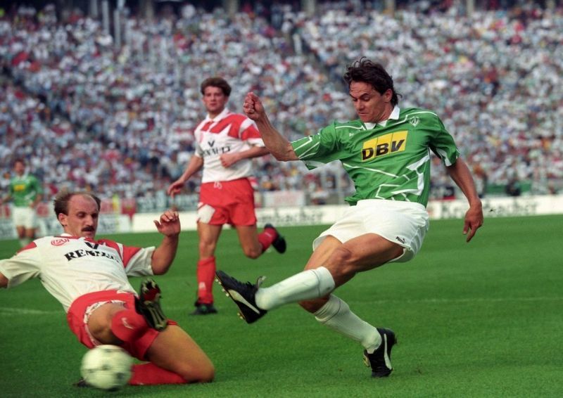 Werder Bremen (green and white) in the 1992-93 