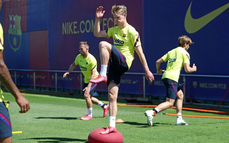 De Jong training with his Barcelona teammates