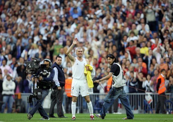 Zidane basks in the applause with Juan Román Riquelme's shirt