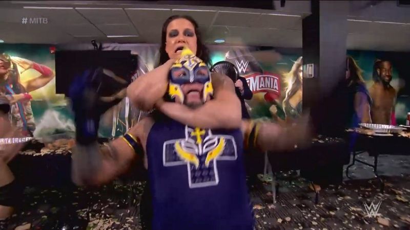 Shayna Baszler choking Rey Mysterio