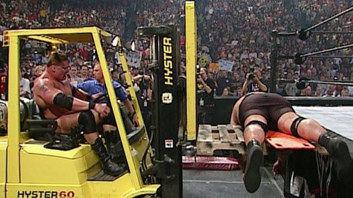 Lesnar vs Big Show in a Stretcher match