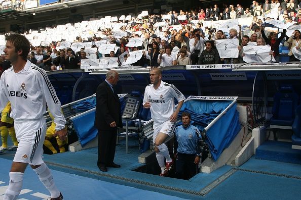 Zidane walking onto the pitch with 'Zidane 5' tributes going all around the stadium