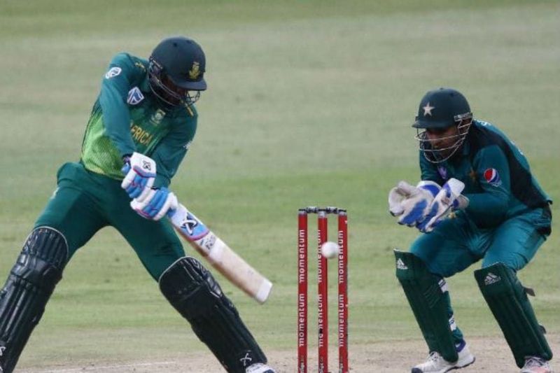Andile Phehlukwayo (left) vies for the ball as Sarfaraz Ahmed (right) looks on. South Africa v Pakistan - Second ODI (Picture: Yahoo News)