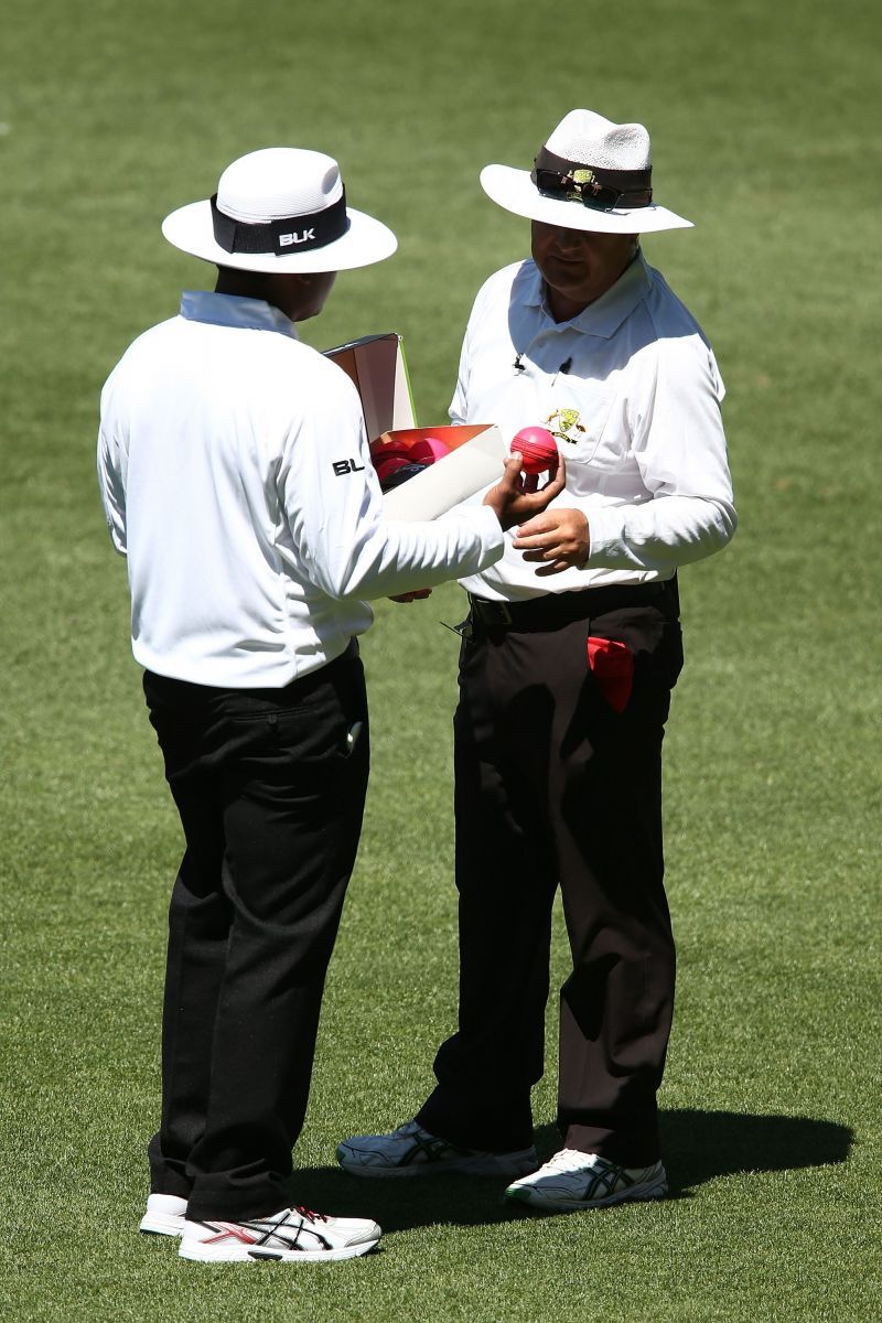 Nitin Menon discussing with John Ward during a Sheffield Shield match