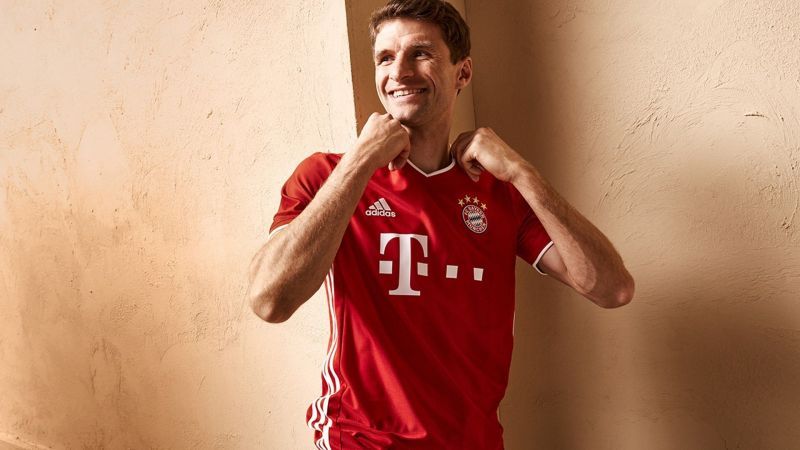 Thomas M&uuml;ller showcases the new Bayern Munich home kit for season 2020-2021