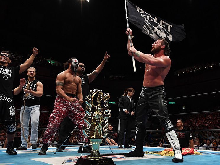 Kenny Omega waving the Bullet Club flag after his G1 Climax win