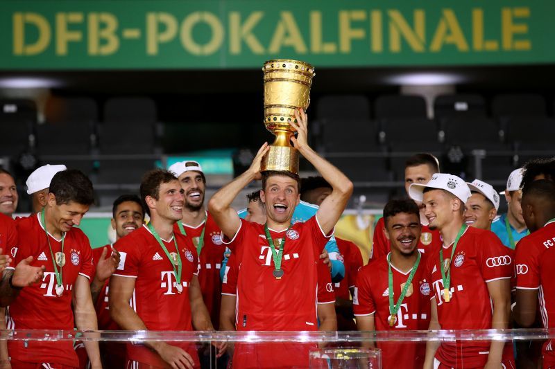 Thomas M&uuml;ller poses with the DFC Cup