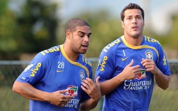 Brazilian footballer Adriano (L) and goalkeeper Julio Cesar