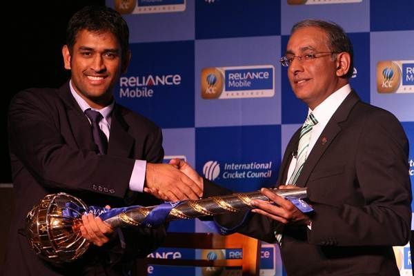 MS Dhoni receives the ICC Test mace
