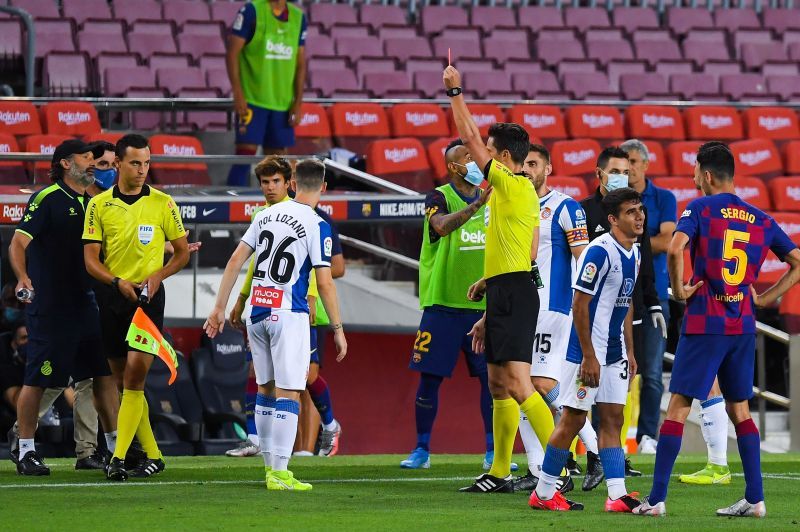 Pol Lozano receives a red card