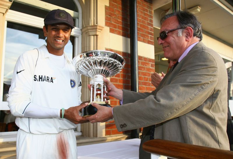 Tiger Pataudi (R) presenting the Pataudi Trophy to Rahul Dravid