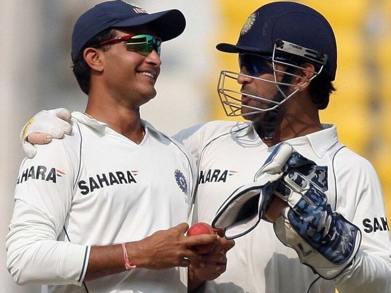 MS Dhoni handed over the reins to Sourav Ganguly in the latter&#039;s final Test in a heartwarming gesture