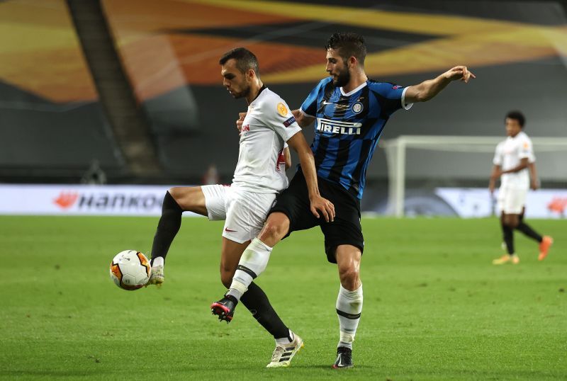 &nbsp;Joan Jordan of Sevilla is challenged by Roberto Gagliardini&nbsp;