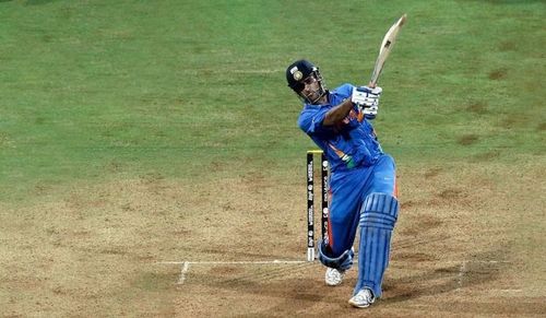 MS Dhoni hitting Nuwan Kulasekara over long-on to seal India's victory