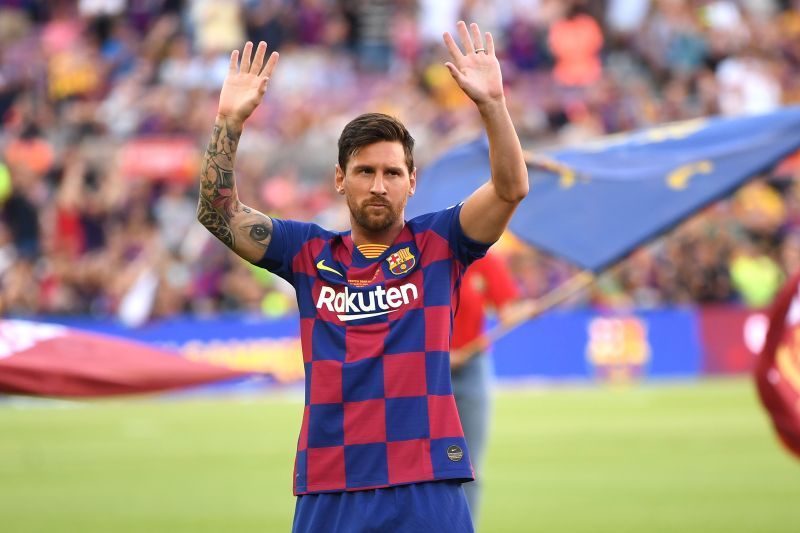 Lionel Messi of FC Barcelona waves to the crowd.